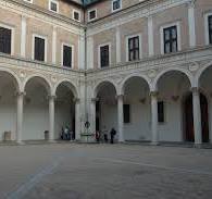 Il palazzo ducale di Urbino Cortile interno