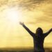L'elioterapia: benessere dal sole persona che guarda il sole al tramonto