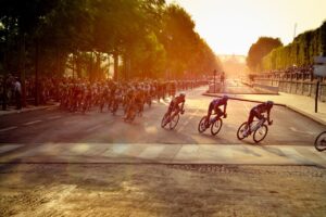 Giallo come il tour de France gruppo di ciclisti in fuga