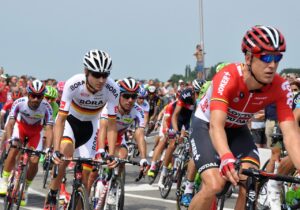 Giallo come il tour de France gruppo di ciclisti professionisti