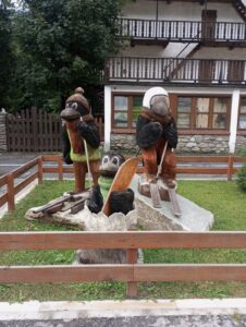 I posti del cuore statue di corvi sciatori