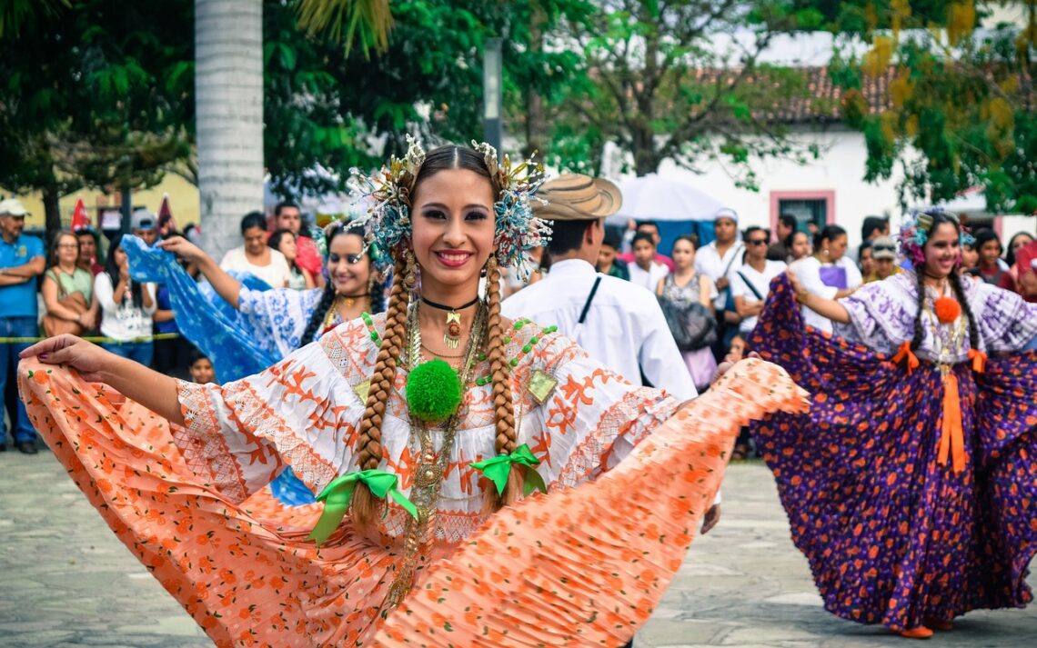 Costa Rica pura vida Ragazza in abito tradizionale che balla