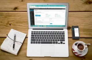 2 maggio giornata mondiale dei blogger PC con la schermata wordpress per scrivere un articolo su un blog