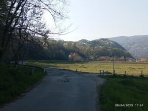 Montagne dell'anima prato con stradina e montagne sullo sfondo
