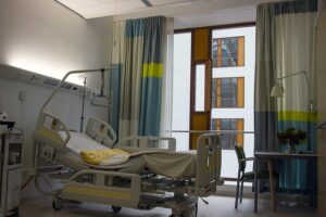C’è chi nasce con una disabilità e chi no. Letto d'ospedale
