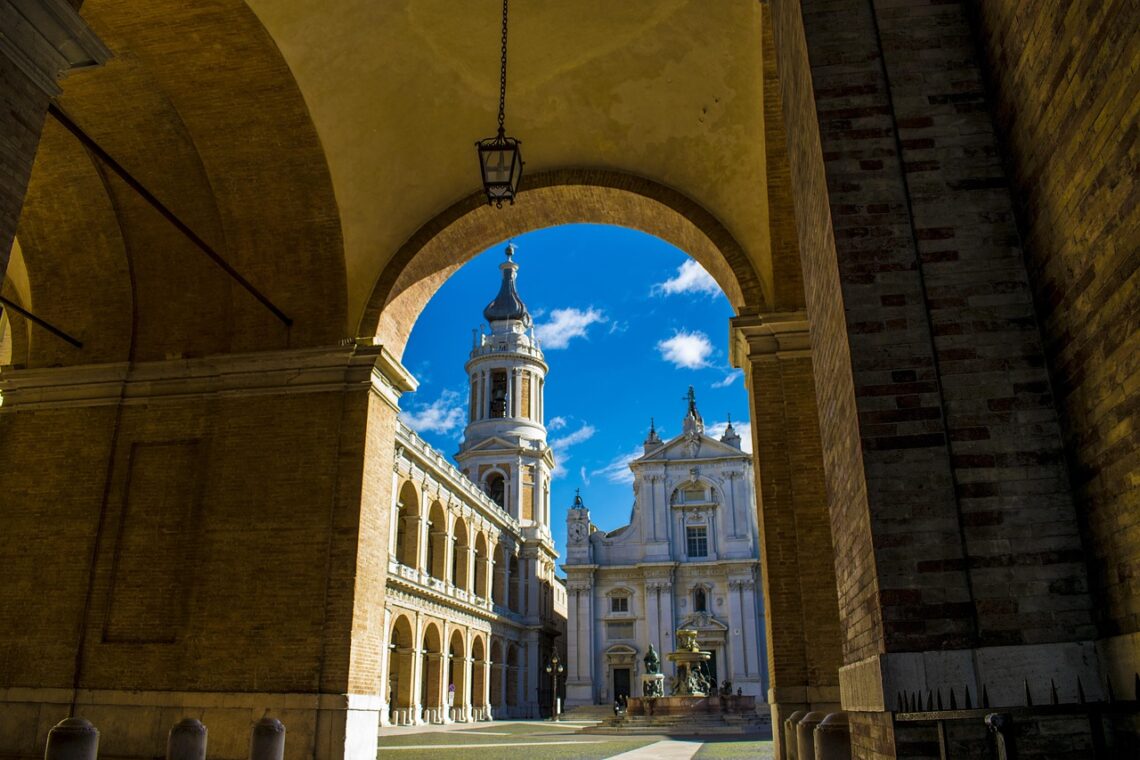 Loreto un luogo antico che parla al cuore Facciata del Santuario con campanile vista dai portici
