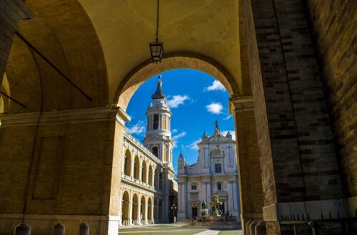 Loreto un luogo antico che parla al cuore Facciata del Santuario con campanile vista dai portici
