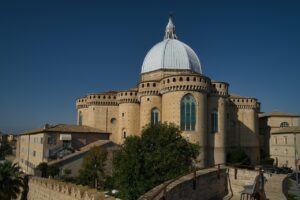 Loreto un luogo antico che parla al cuore Vista esterna dell'abside con le mura 