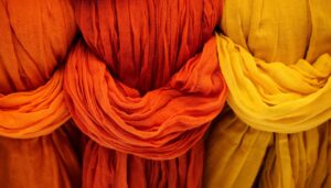  Riciclo creativo con anima sciarpine colorate