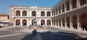 Loreto un luogo antico che parla al cuore La piazza con la fontana e i portici