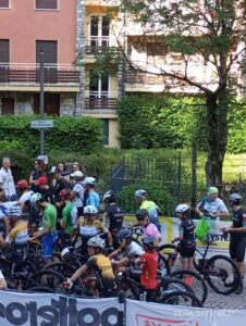 Non solo giro d'Italia Ciclisti MBT alla partenza