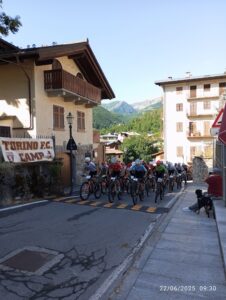 Non solo giro d'Italia Gruppo di ciclisti MBT su una salita