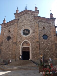 Un gioiello alpino Facciata della chiesa San Pietro in vincoli