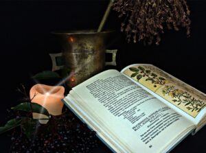 Il giardino del benessere Pestello in ottone, e libro di piante aperto
