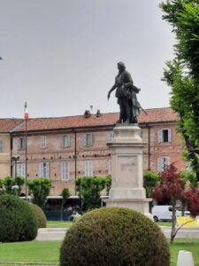 Un gigante barocco sotto il cielo piemontese Statua esterna di S. Bruno