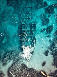 Il significato dei colori V Relitto di una nave affondata nel mare color turchese
