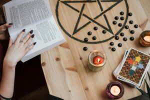Anima autentica della strega Rituale con pentacolo, grimorio e carte
