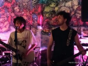 Mowy il raprock che emoziona! Ale Peiretti e mane alla chitarra e basso