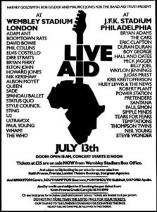 Live aid quarant'anni dopo Locandina in bianco e nero: chitarra a forma di africa con ai lati l'elenco dei musicisti di Londra e Philadelphia