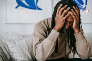  La solitudine-isolamento Uomo che si dispera con la testa tra le mani