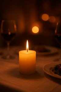 Una candela accesa durante una cena