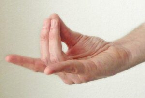 Mudra per il benessere moderno Mano con pollice indice e medio e anulare uniti sulle punte e indice e mignolo distesi