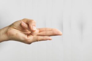Mudra per il benessere moderno anulare della mano piegato con pollice che appoggia sopra indice, medio e mignolo distesi