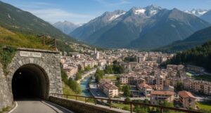 Vie del sale in Italia: un intreccio tra storia, cultura e paesaggio In primo piano il tunnel storico di Tenda, dietro, la veduta del paese di limone Piemonte, sullo sfondo le Alpi marittime