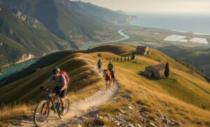 Vie del sale in Italia: un intreccio tra storia, cultura e paesaggio Ciclista, cavallerizza, e camminatore su un sentiero sterrato che dal mare porta nell'entroterra (il mare è sulla sfondo). 